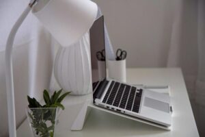 Consejos prácticos para un espacio de trabajo en casa cómodo y eficiente