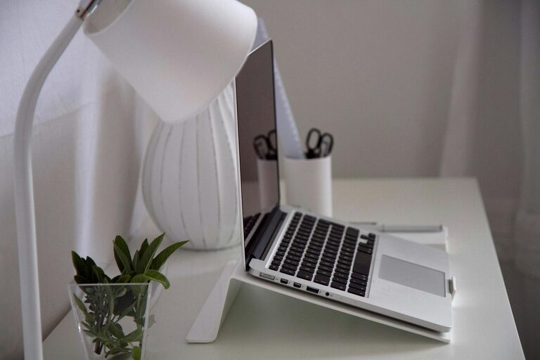 Consejos prácticos para un espacio de trabajo en casa cómodo y eficiente